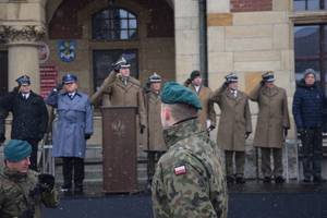Na zdjęciu widoczni mundurowi oddający honor