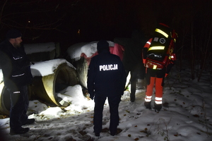 Na zdjęciu policjanci wraz z ratownikiem medycznym