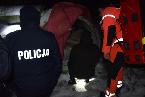Na zdjęciu policjant, ratownik medyczny i pracownik socjalny
