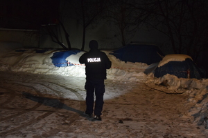Na zdjęciu widoczny policjant z latarką