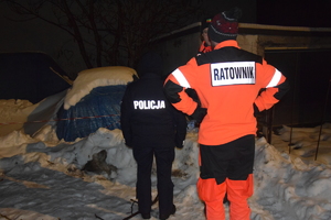 Na zdjęciu widoczny policjant i ratownicy medyczni
