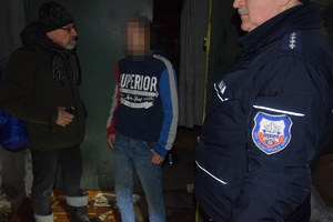Na zdjęciu widoczny policjant wraz z bedomnym