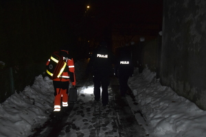 Na zdjęciu widoczni policjanci i ratownik medyczny
