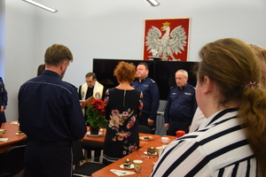 Na zdjęciu policjanci i pracownicy cywilni w trakcie uroczystości