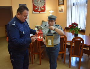 Na zdjęciu Komendant przyjmuje ogień