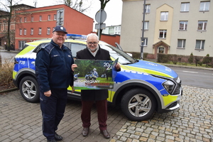 Na zdjęciu widoczny Komendant Powiatowy Policji oraz Burmistrz Miasta w tle nowego radiowozu