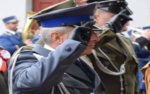 Na zdjęciu widoczny Pierwszy Zastępca Komendanta oddający honor