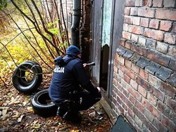 na zdjęciu policjant sprawdzający pustostan