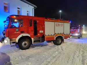 na zdjęciu wóz strażacki przed budynkiem
