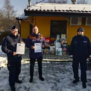 na zdjęciu policjanci przed budynkiem