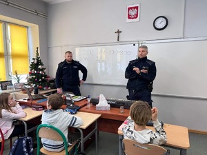 na zdjęciu policjanci w sali lekcyjnej przed uczniami prowadzący prelekcje