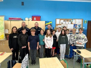 na zdjęciu policjanci i uczniowie pozujący do zdjęcia