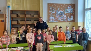 na zdjęciu policjanci i uczniowie pozujący do zdjęcia