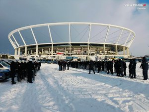 na zdjęciu pododdziały policji przed stadionem