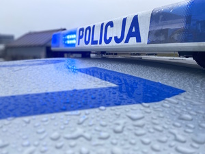 na zdjęciu fragment dachu radiowozu i policyjny neon