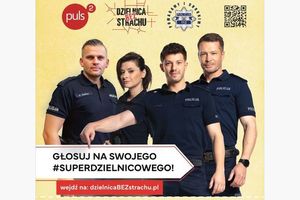 na zdjęciu policjanci wskazujący na grafikę poniżej zdjęcia z napisem zagłosuj na swojego #superdzielnicowego