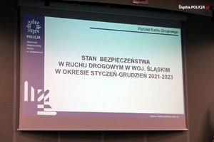 na zdjęciu ekran, na którym wyświetlony jest jeden slajd prezentacji z napisami stan bezpieczeństwa w ruchu drogowym w województwie śląskim w okresie styczeń - grudzień 2021-2023