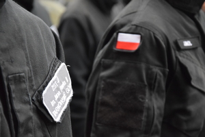 na zdjęciu fragment munduru szkolnego na który naszywka z napisem zespół szkół techniczno usługowych imienie Jana Pawła drugiego Tarnowskie Góry