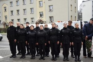 na zdjęciu klasa mundurowa w dwuszeregu na chodniku przed komendą