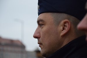 na zdjęciu policjant profilem do aparatu