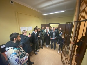 na zdjęciu uczniowie w jednym z pomieszczeń komendy, gdzie znajduje się cela