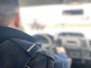 na zdjęciu policjant w radiowozie