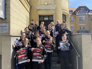na zdjęciu klasa mundurowa z wychowawcą i policjantem na schodach do komendy