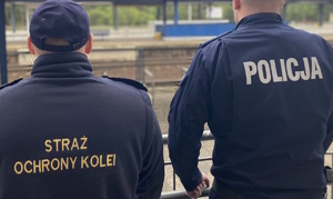 na zdjęciu policjant ze strażnikiem ochrony kolei w trakcie kontroli dworca