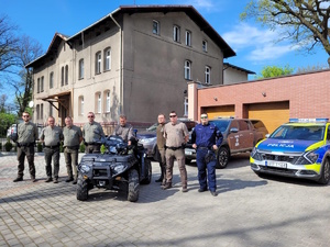 na zdjęciu strażnicy leśni, policjant, quad i radiowozy
