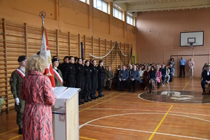 na zdjęciu osoby w sali gimnastycznej w trakcie uroczystości