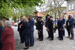 na zdjęciu delegacje kwiatowe ustawione jedna za drugą do składania wiązanek