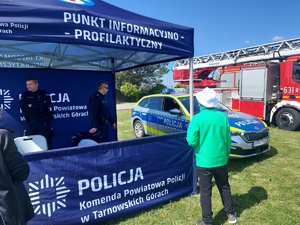 na zdjęciu namiot policyjny i radiowóz