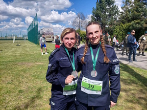 na zdjęciu policjantki z medalami za bieg