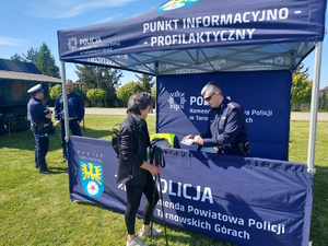na zdjęciu policjanci przy namiocie