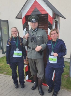 na zdjęciu policjantki ze strażnikiem granicznym