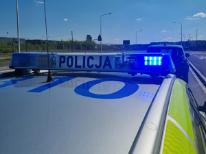 na zdjęciu radiowóz i inny pojazd przed nim