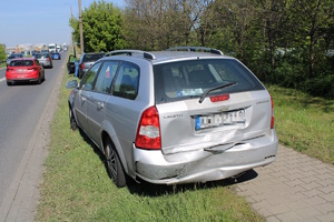 na zdjęciu samochód z uszkodzonym tyłem