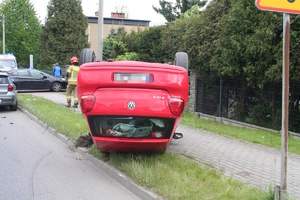 na zdjęciu czerwony pojazd na dachu