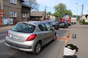 na zdjęciu pojazdy biorące udział w zdarzeniu, przed nimi wóz strażacki