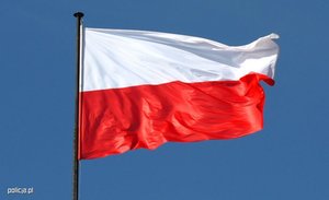 na zdjęciu flaga Rzeczpospolitej Polskiej na maszcie