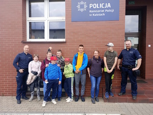 zdjęciu policjantów i dzieci przed komisariatem