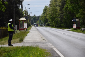 na zdjęciu policjant przy drodze