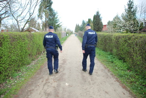 na zdjęciu policjanci na ścieżce