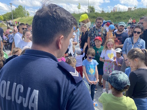 na zdjęciu policjant przed tłumem dzieci