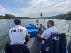 na zdjęciu policjanci na motorówce policyjnej w trakcie patrolu zalewu