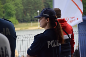 na zdjęciu policjantka obserwująca teren imprezy