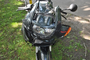 na zdjęciu uszkodzony motocykl