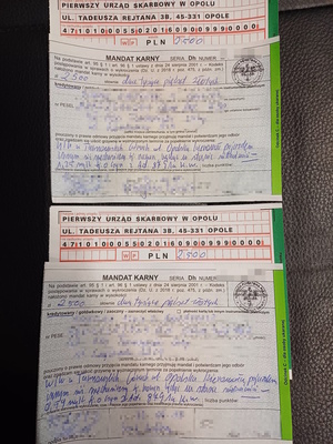 na zdjęciu druki mandatów karnych