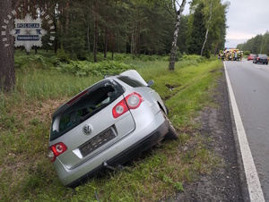 na zdjęciu uszkodzony samochód w rowie