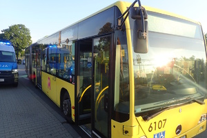 na zdjęciu autobus komunikacji miejskiej, obok radiowóz